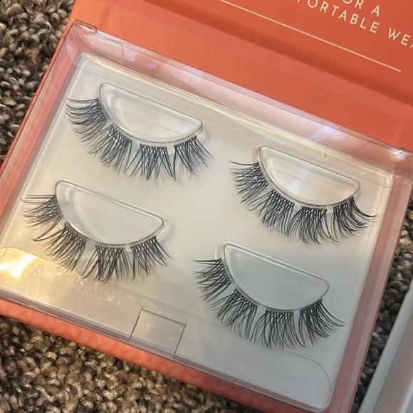 Flutter Habit Lashes - Picture 3 of 6